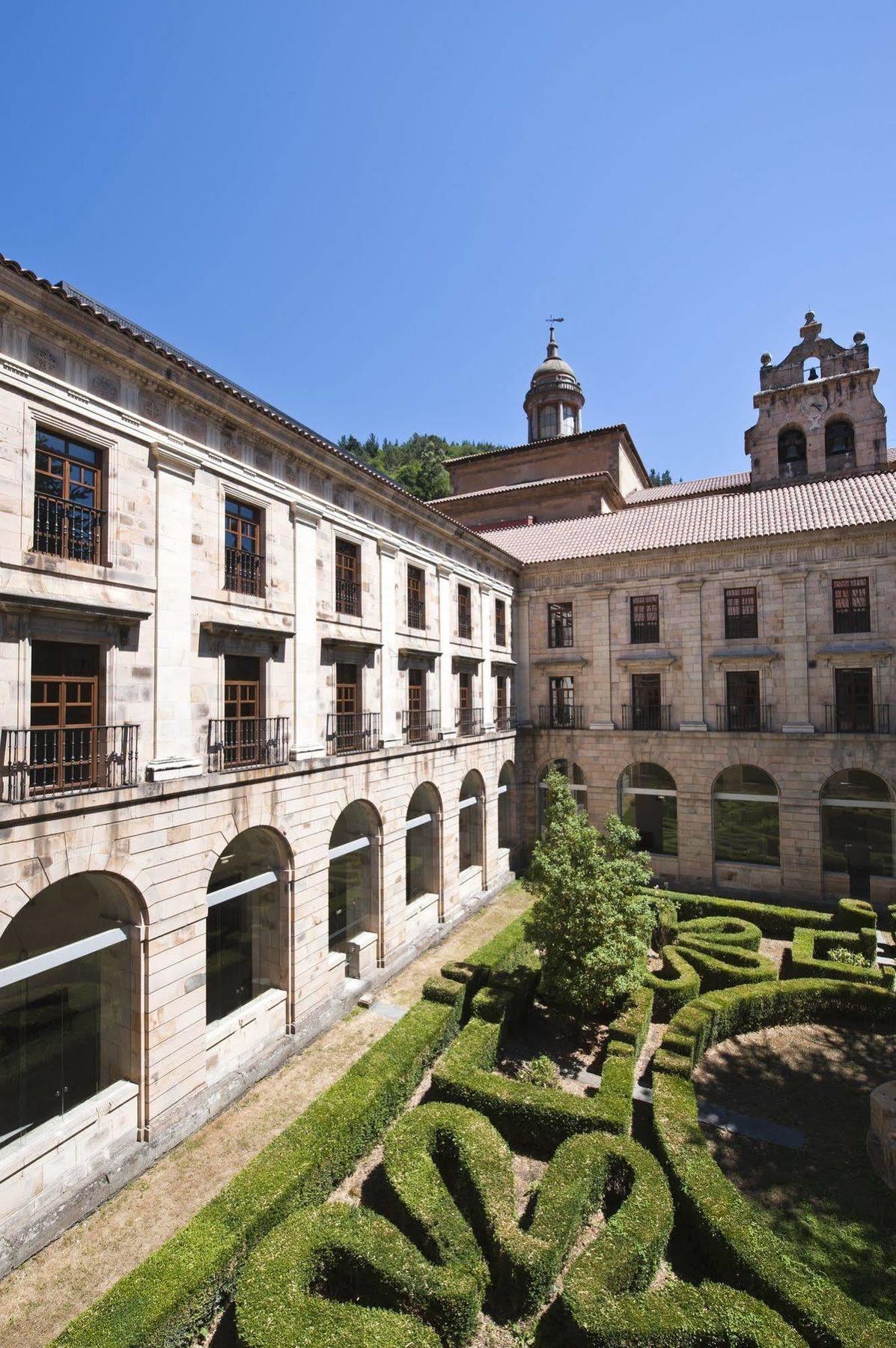 Отель Parador De Кориас Экстерьер фото